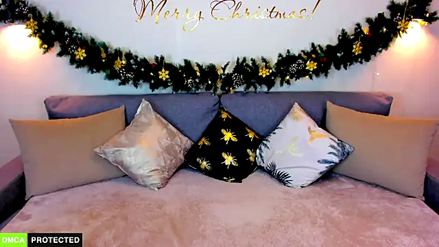 Snapshot of TheWoman__ chatting on 12.28.24 TheWoman online show from 12.28.24