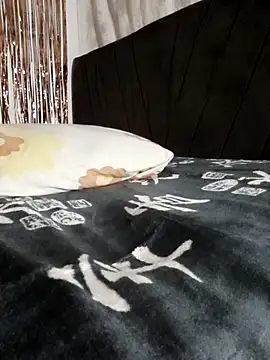 Snapshot of LUNAdeMARTE chatting on 11.18.25 LUNAdeMARTE online show from 11.18.25