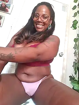 Snapshot of Adrilovechocolate chatting on 12.11.24 Adrilovechocolate online show from 12.11.24