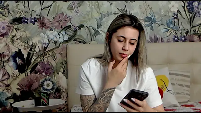 Snapshot of RoseDiamond06 chatting on 01.24.25 RoseDiamond06 online show from 01.24.25