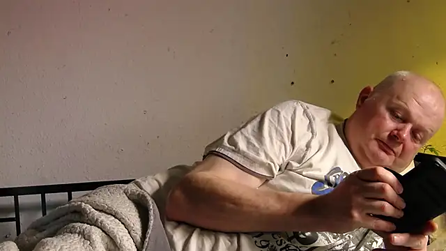 Snapshot of Vandrino chatting on 03.08.25 Vandrino online show from 03.08.25