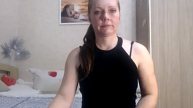 Snapshot of SheLion chatting on 12.14.24 SheLion online show from 12.14.24