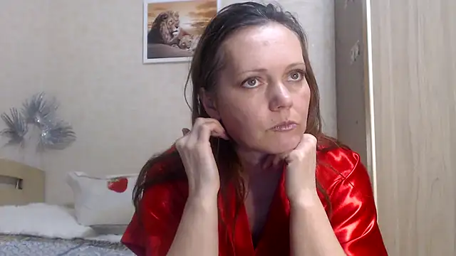 Snapshot of SheLion chatting on 12.26.24 SheLion online show from 12.26.24