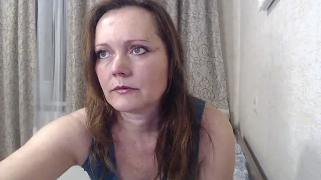 Snapshot of SheLion chatting on 12.04.25 SheLion online show from 12.04.25