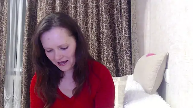 Snapshot of SheLion chatting on 02.14.26 SheLion online show from 02.14.26