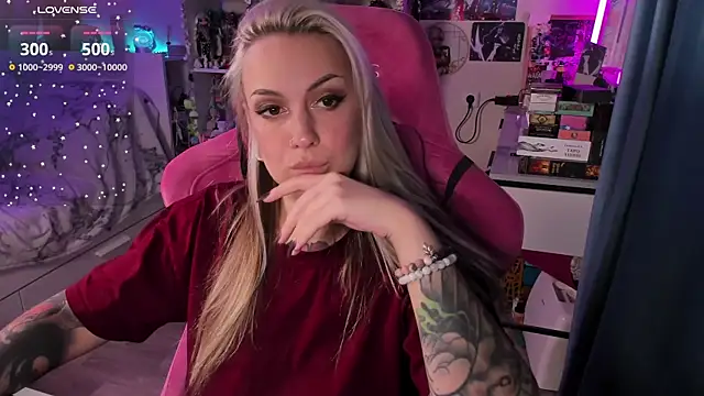 Snapshot of ChloeKohaku chatting on 11.22.25 ChloeKohaku online show from 11.22.25