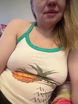 Snapshot of Susanel chatting on 01.02.25 Susanel online show from 01.02.25