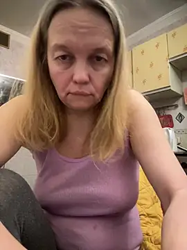 Snapshot of Susanel chatting on 01.03.25 Susanel online show from 01.03.25