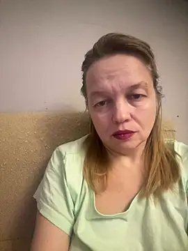 Snapshot of Susanel chatting on 01.04.25 Susanel online show from 01.04.25