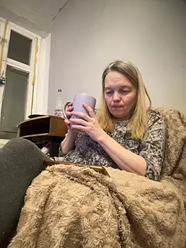 Snapshot of Susanel chatting on 01.05.25 Susanel online show from 01.05.25