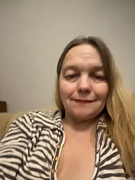 Snapshot of Susanel chatting on 01.07.25 Susanel online show from 01.07.25