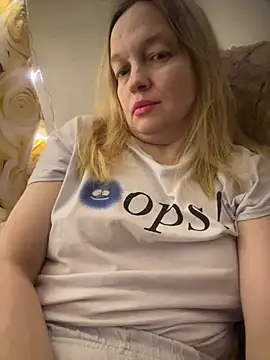 Snapshot of Susanel chatting on 01.09.25 Susanel online show from 01.09.25