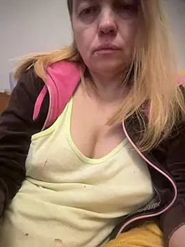 Snapshot of Susanel chatting on 01.10.25 Susanel online show from 01.10.25