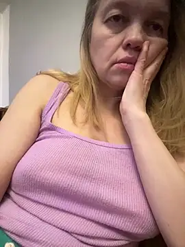 Snapshot of Susanel chatting on 01.10.25 Susanel online show from 01.10.25