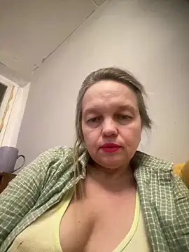 Snapshot of Susanel chatting on 01.11.25 Susanel online show from 01.11.25