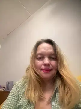 Snapshot of Susanel chatting on 01.12.25 Susanel online show from 01.12.25