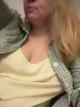 Snapshot of Susanel chatting on 01.13.25 Susanel online show from 01.13.25