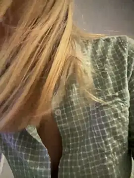 Snapshot of Susanel chatting on 01.21.25 Susanel online show from 01.21.25