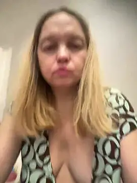 Snapshot of Susanel chatting on 01.21.25 Susanel online show from 01.21.25