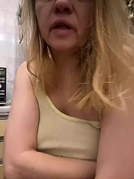 Snapshot of Susanel chatting on 01.26.25 Susanel online show from 01.26.25