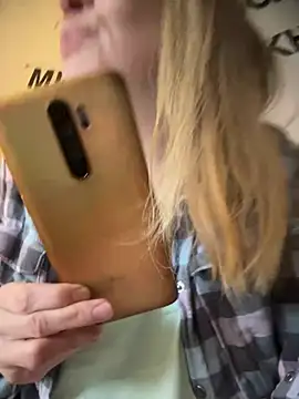 Snapshot of Susanel chatting on 02.11.25 Susanel online show from 02.11.25