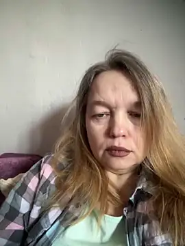 Snapshot of Susanel chatting on 02.12.25 Susanel online show from 02.12.25