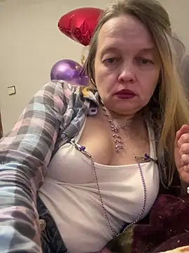 Snapshot of Susanel chatting on 02.14.25 Susanel online show from 02.14.25