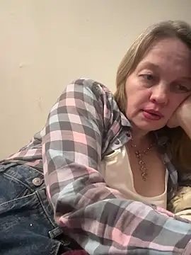 Snapshot of Susanel chatting on 02.14.25 Susanel online show from 02.14.25