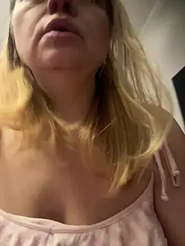 Snapshot of Susanel chatting on 02.21.25 Susanel online show from 02.21.25