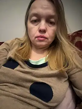 Snapshot of Susanel chatting on 02.21.25 Susanel online show from 02.21.25