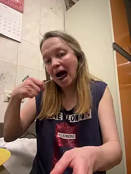 Snapshot of Susanel chatting on 03.07.25 Susanel online show from 03.07.25