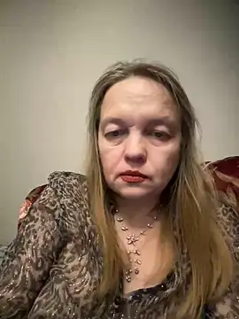 Snapshot of Susanel chatting on 03.08.25 Susanel online show from 03.08.25