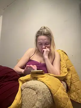 Snapshot of Susanel chatting on 03.17.25 Susanel online show from 03.17.25