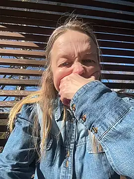 Snapshot of Susanel chatting on 03.20.25 Susanel online show from 03.20.25