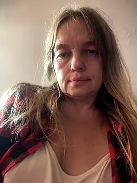 Snapshot of Susanel chatting on 09.12.25 Susanel online show from 09.12.25