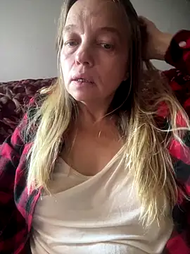 Snapshot of Susanel chatting on 09.13.25 Susanel online show from 09.13.25