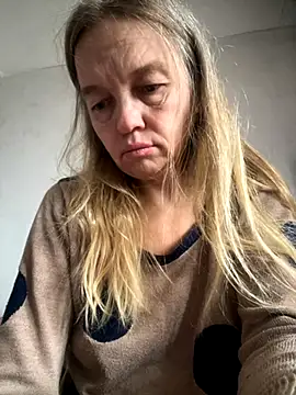 Snapshot of Susanel chatting on 09.18.25 Susanel online show from 09.18.25