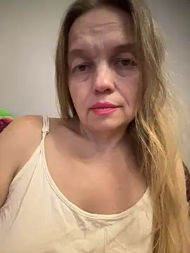 Snapshot of Susanel chatting on 09.22.25 Susanel online show from 09.22.25