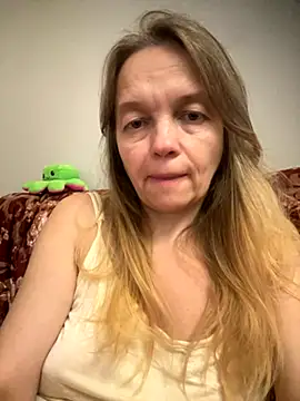 Snapshot of Susanel chatting on 09.23.25 Susanel online show from 09.23.25