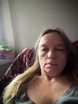 Snapshot of Susanel chatting on 10.16.25 Susanel online show from 10.16.25