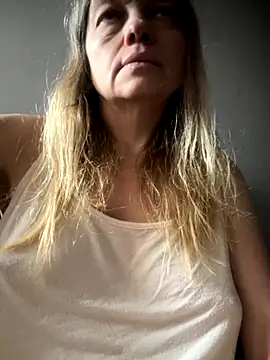 Snapshot of Susanel chatting on 10.17.25 Susanel online show from 10.17.25