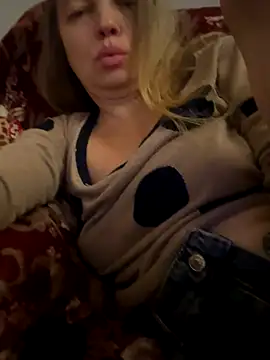 Snapshot of Susanel chatting on 10.17.25 Susanel online show from 10.17.25