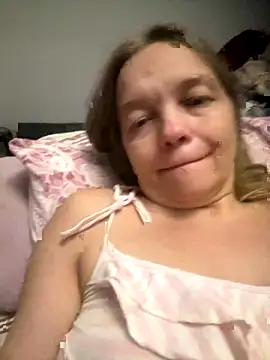 Snapshot of Susanel chatting on 10.19.25 Susanel online show from 10.19.25