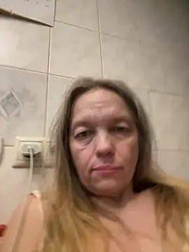 Snapshot of Susanel chatting on 12.04.25 Susanel online show from 12.04.25