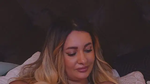 YaaraCollins online show from 12.04.24