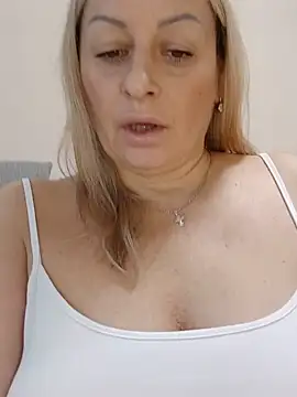 Snapshot of Liana_MilfHot chatting on 09.14.25 Liana MilfHot online show from 09.14.25