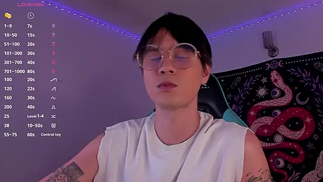 Snapshot of LeaneSeb chatting on 01.10.25 LeaneSeb online show from 01.10.25