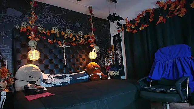 Snapshot of AlexHoe_ chatting on 10.25.25 AlexHoe online show from 10.25.25