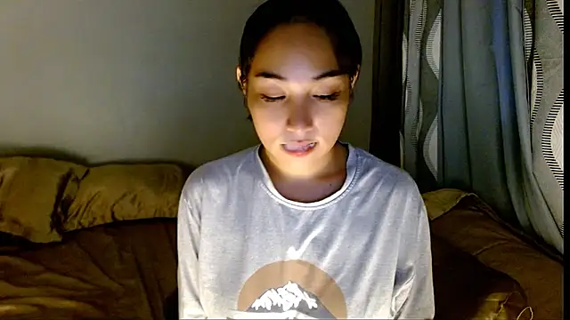 Snapshot of SweetLilly_18 chatting on 03.04.26 SweetLilly 18 online show from 03.04.26