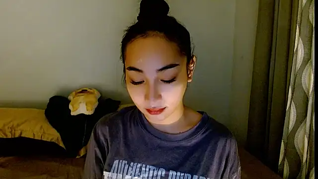 Snapshot of SweetLilly_18 chatting on 03.29.26 SweetLilly 18 online show from 03.29.26